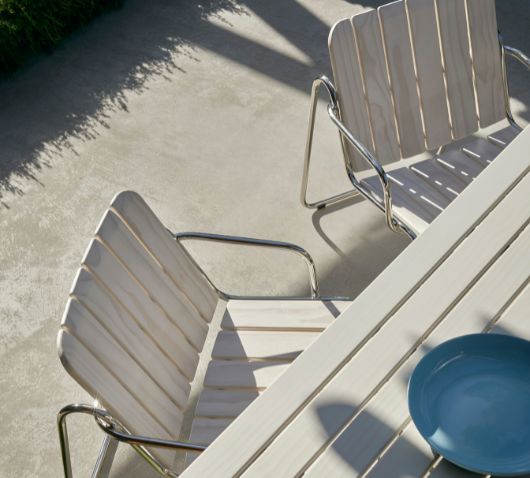 Billy outdoor chair and table by Tait
